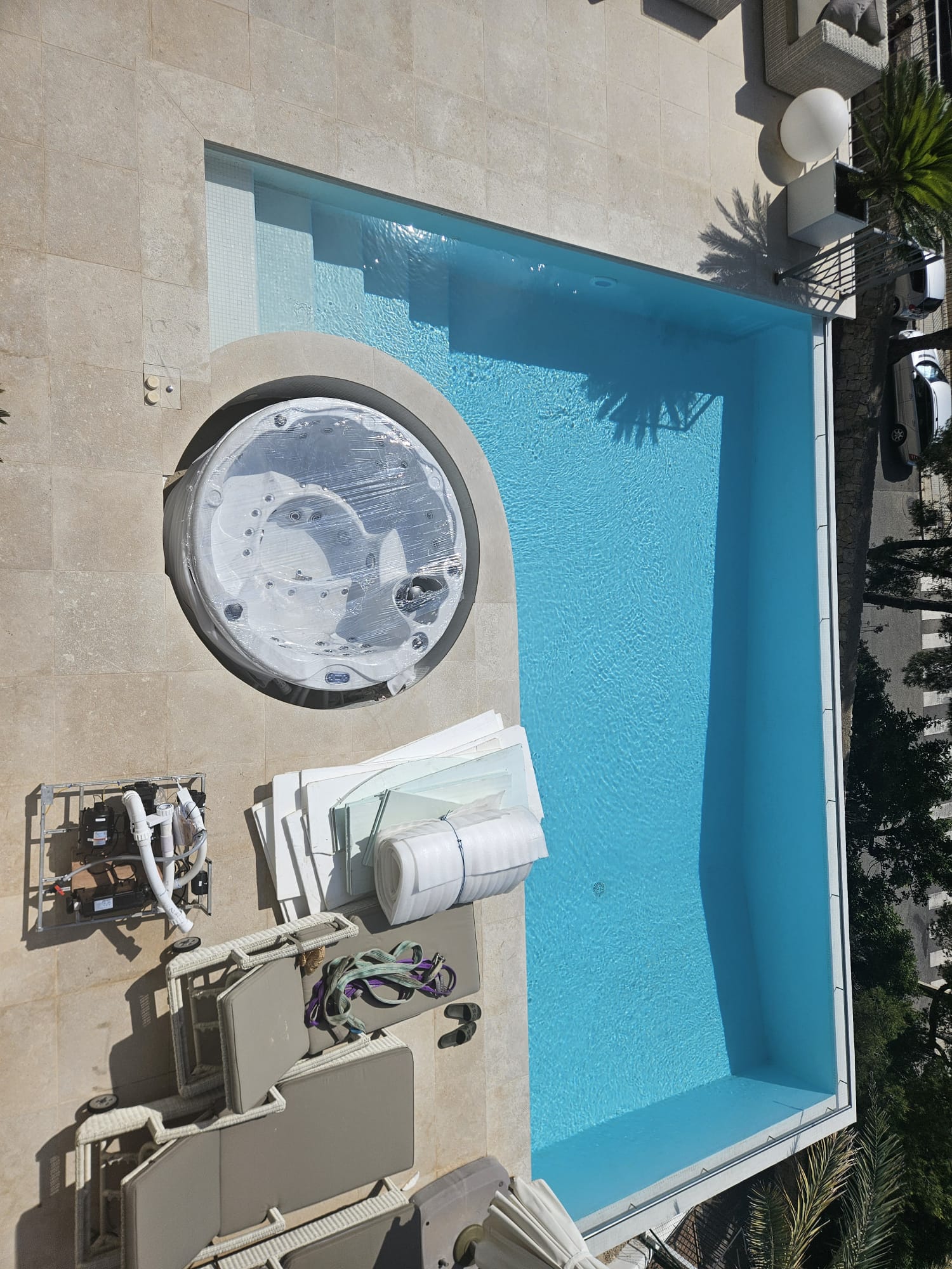 Crane-assisted jacuzzi installation in Mallorca